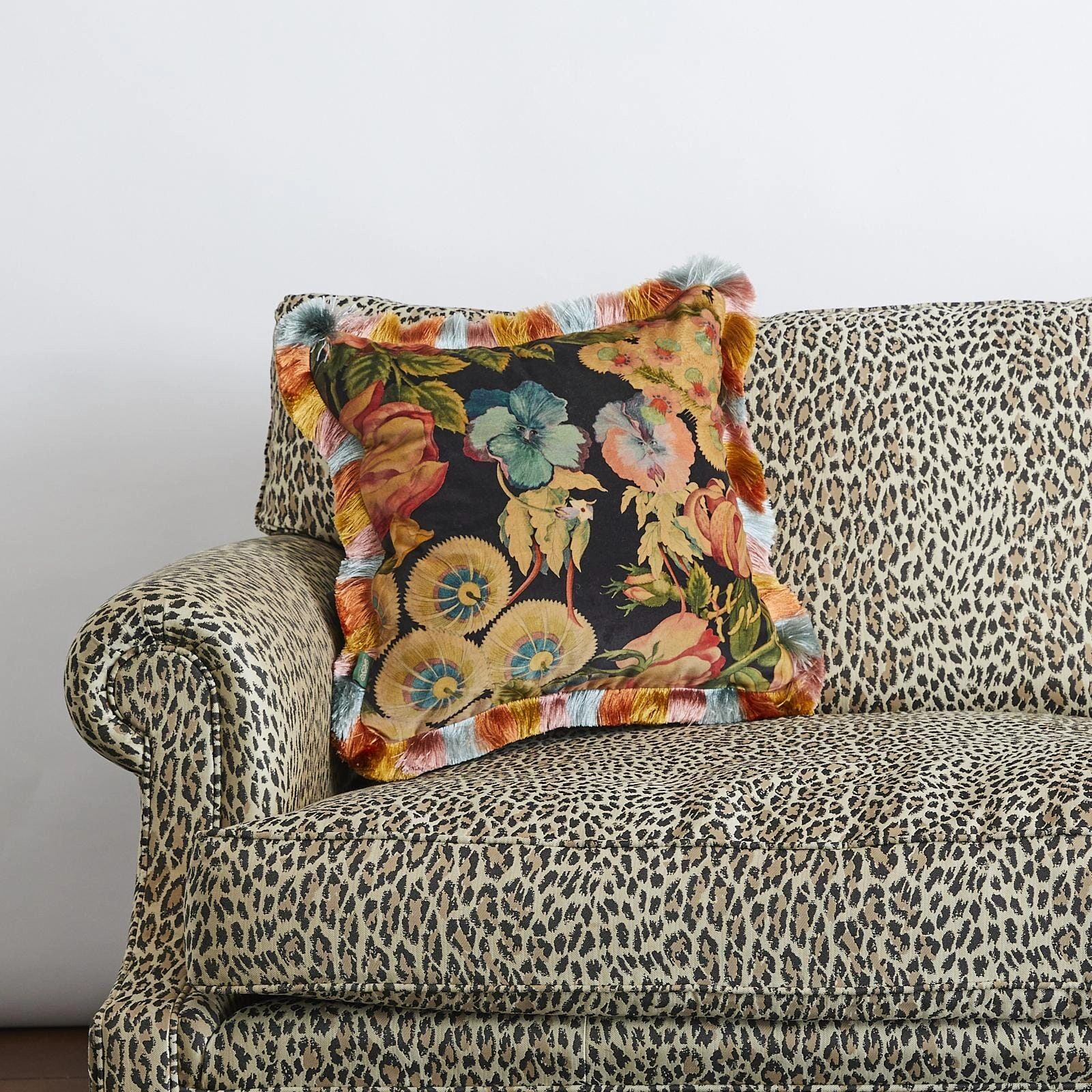 AMATORIA Medium Fringe Velvet Cushion - Noir