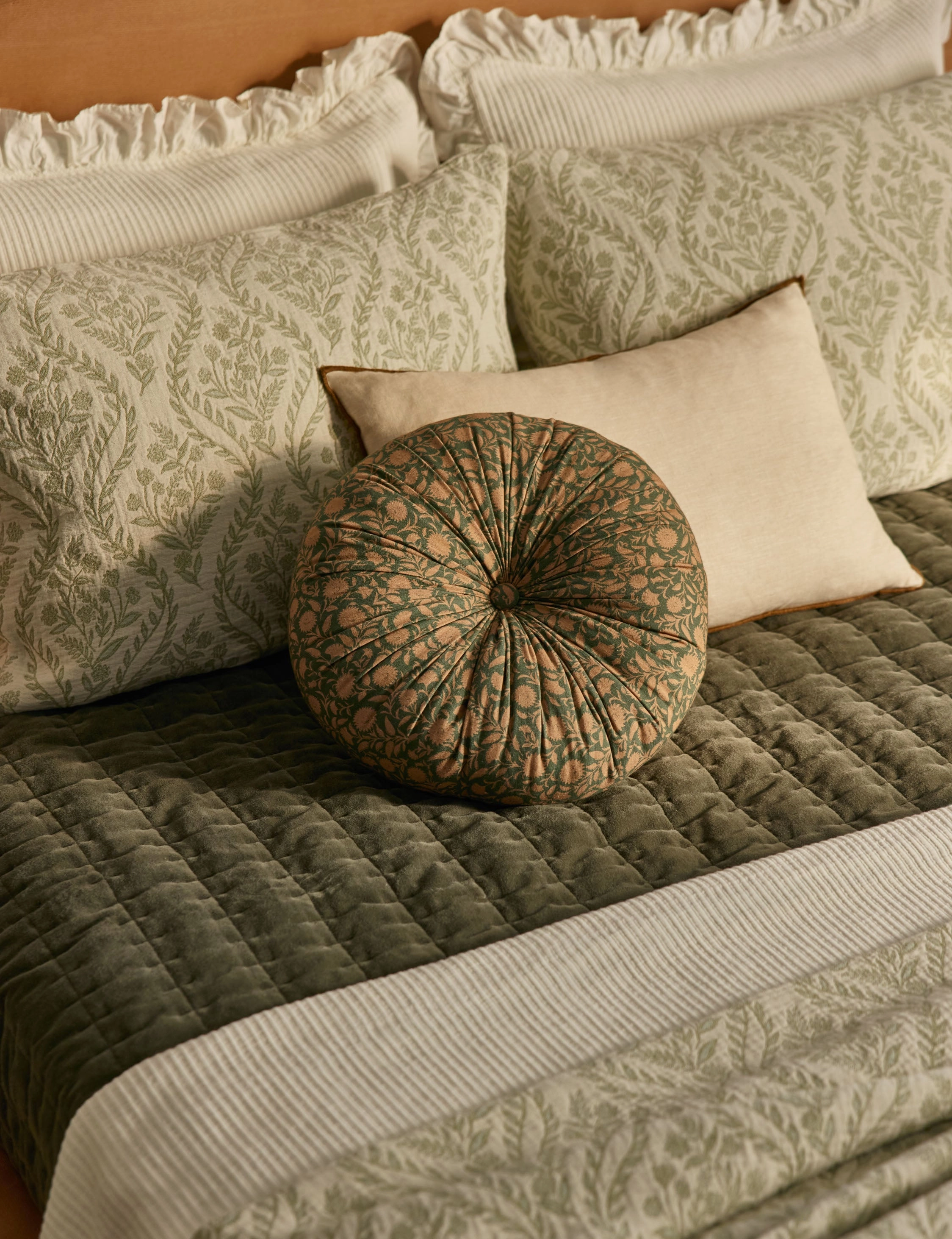 Fransen Linen Cotton Tufted Round Pillow