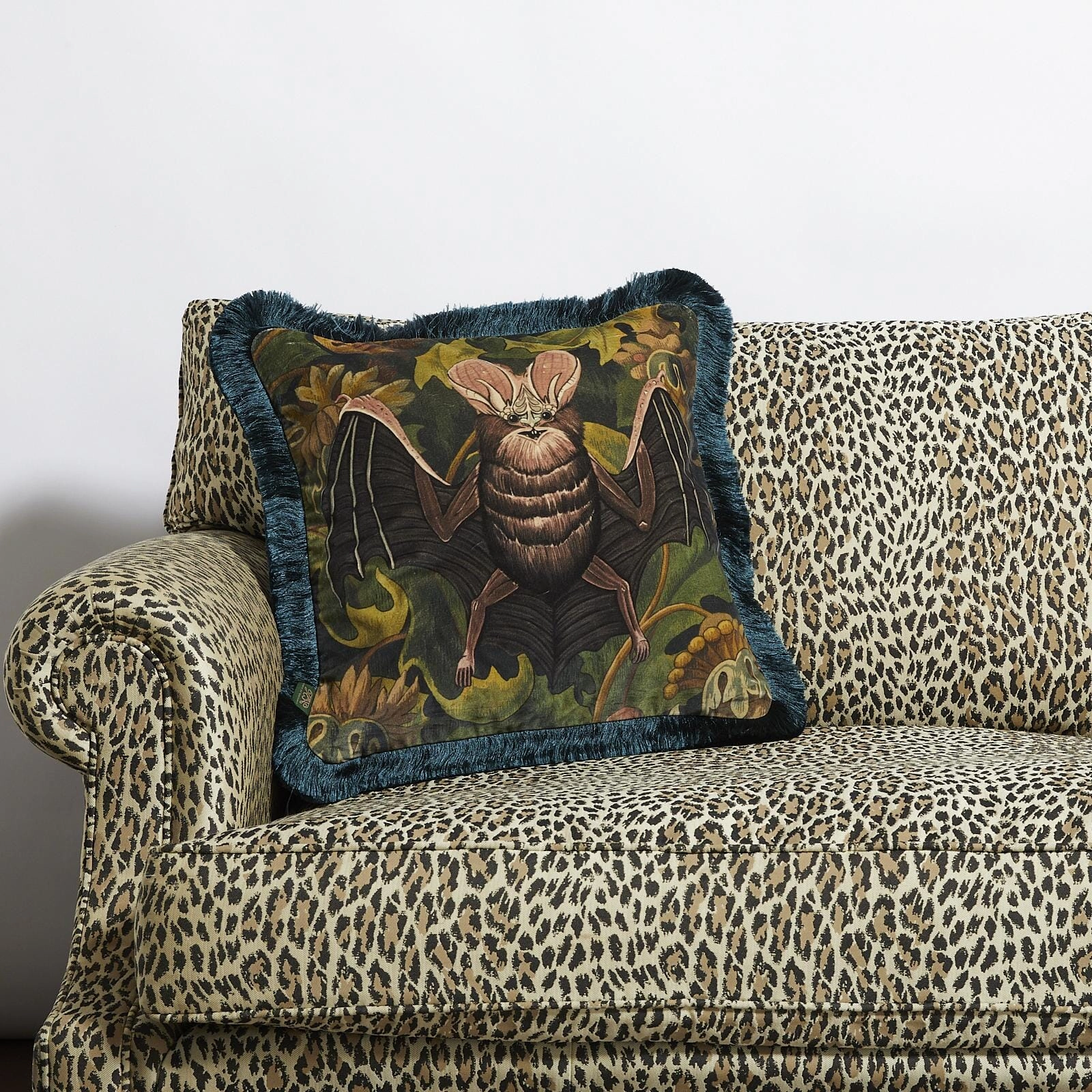 VESPERTINE Medium Fringed Velvet Cushion - Verde